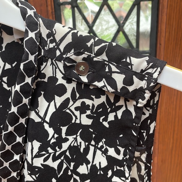 FREE with bundle of 1 purchase- New York company sleeveless buttondown blouse, S - Picture 4 of 10